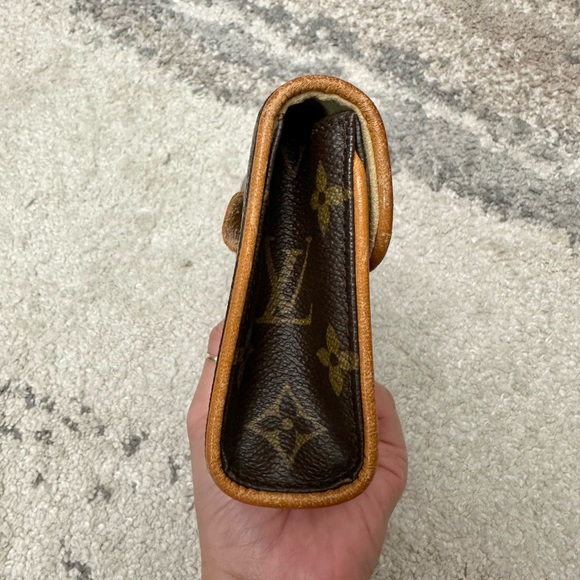 Louis Vuitton Florentine Belt Bag With Strap - Picture 4 of 13
